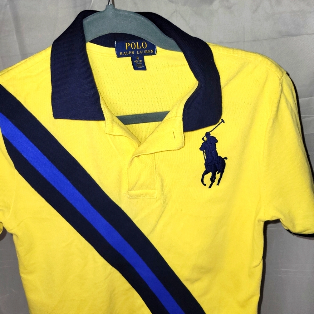 Boys yellow polo shirt size medium. (Worn)